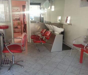 Local commercial actuellement en salon de coiffure pouvant être tout commerce sauf nuisances image 1