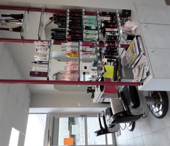 Salon de coiffure spacieux et lumineux à vendre, belle affaire située en Mayenne. image 1